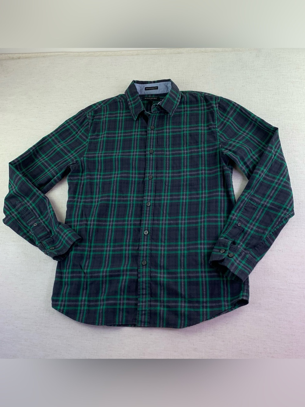 Banana Republic Men’s untucked fit Plaid Button-Down Shirt 100% cotton size M